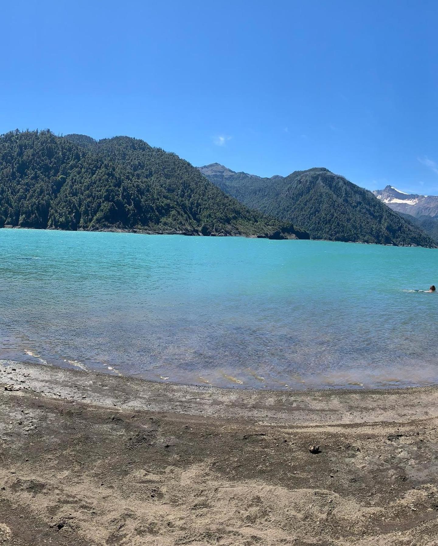 Cabanas & Tinajas Entre Volcanes Hornopiren Bagian luar foto